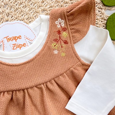Conj. Blusa Manga Longa e Salopete com Flores Bordadas - Marrom e Off White